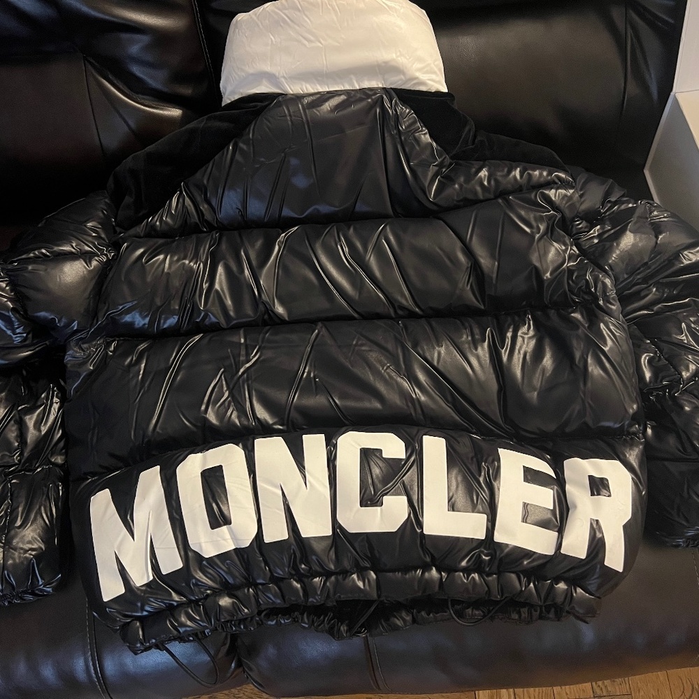 Womens brand new AUTHENTIC Moncler womens coat with tags and box